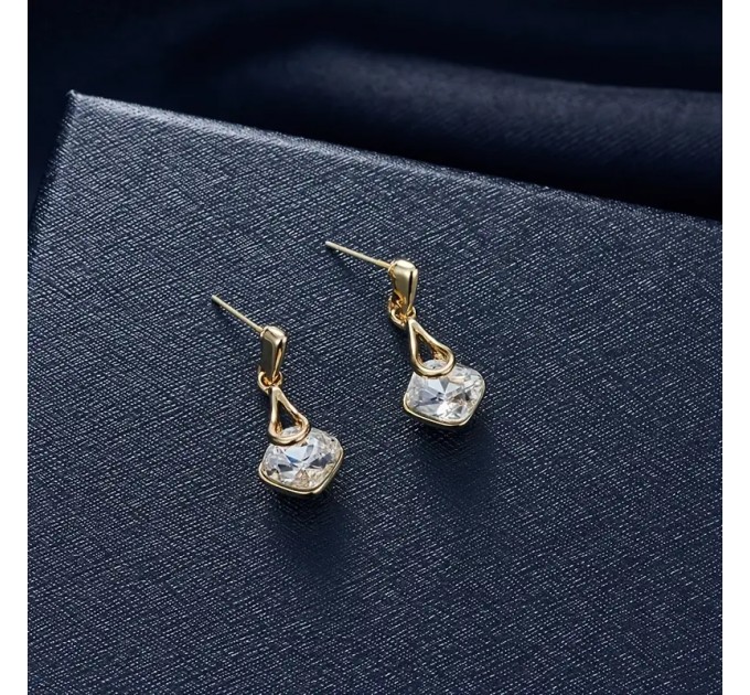 Елегантне намисто та сережки у формі краплі