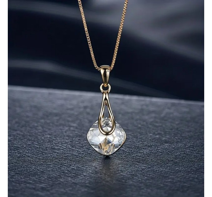 Елегантне намисто та сережки у формі краплі