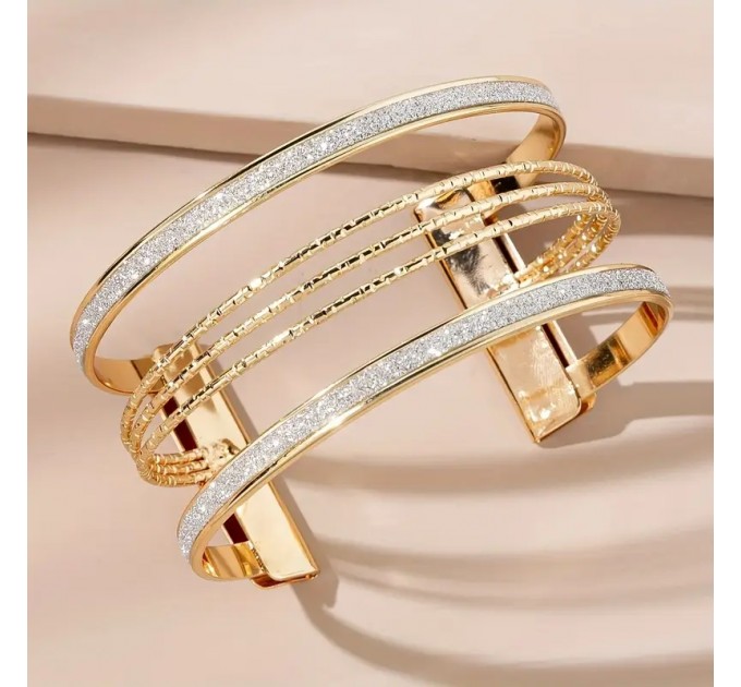 Неперевершений браслет золотистого кольору з відкритим манжетом