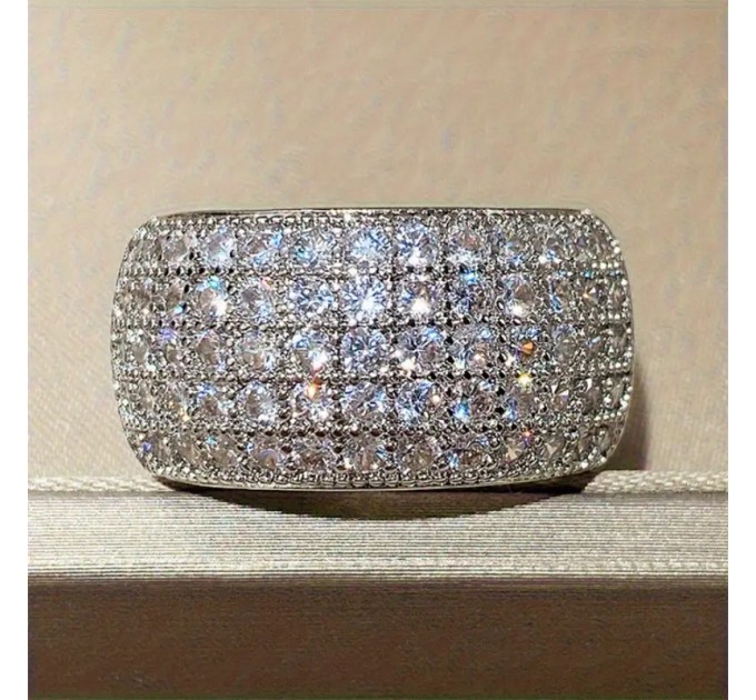 Розкішне та блискуче сріблястий кільце