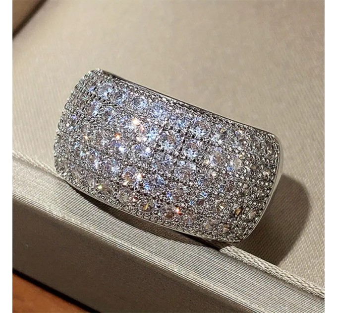 Розкішне та блискуче сріблястий кільце