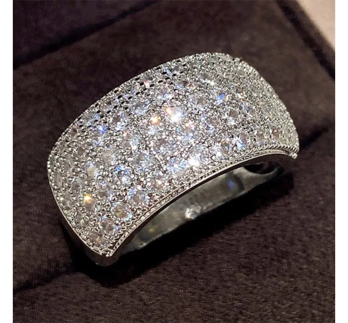 Розкішне та блискуче сріблястий кільце