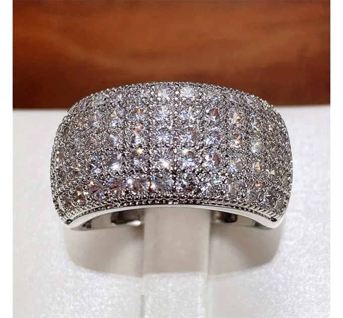 Розкішне та блискуче сріблястий кільце