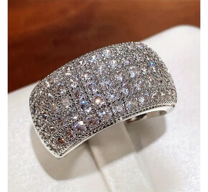 Розкішне та блискуче сріблястий кільце