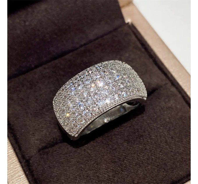 Розкішне та блискуче сріблястий кільце