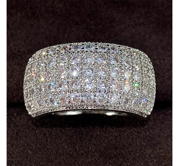 Розкішне та блискуче сріблястий кільце