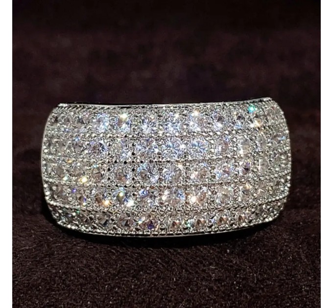 Розкішне та блискуче сріблястий кільце