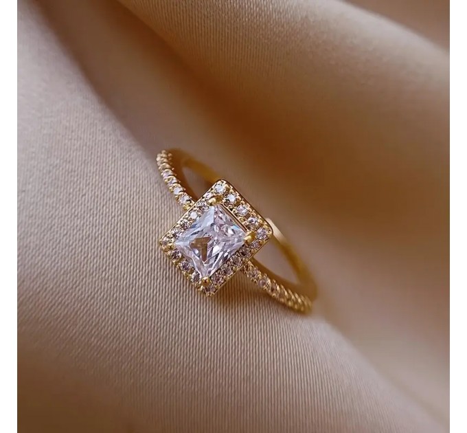 Розкішне Кільце з Цирконієм