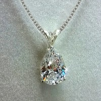 Елегантне намисто-підвіска у формі сльозинки