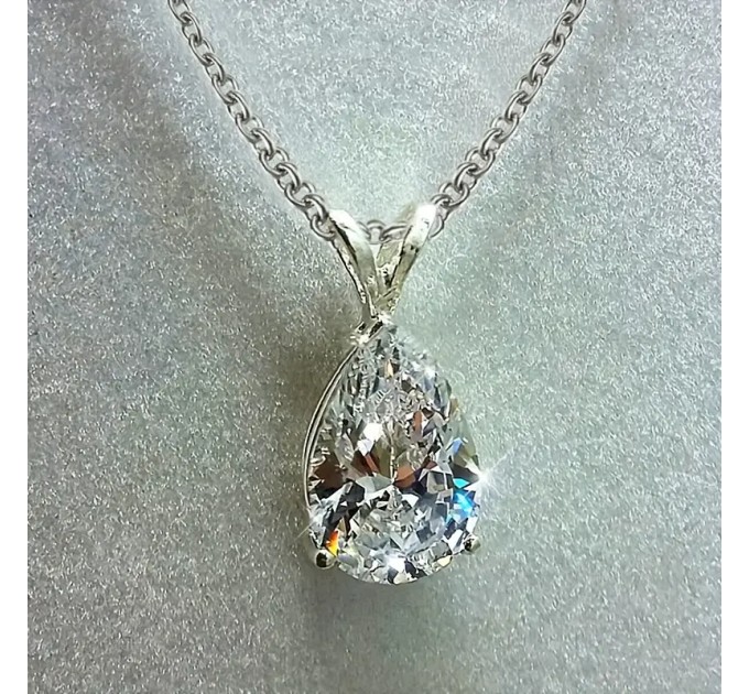 Елегантне намисто-підвіска у формі сльозинки