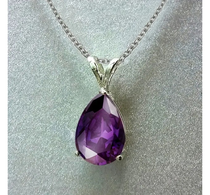 Елегантне намисто-підвіска у формі сльозинки