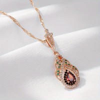 Кольоровий кулон золотистого кольору у формі серця