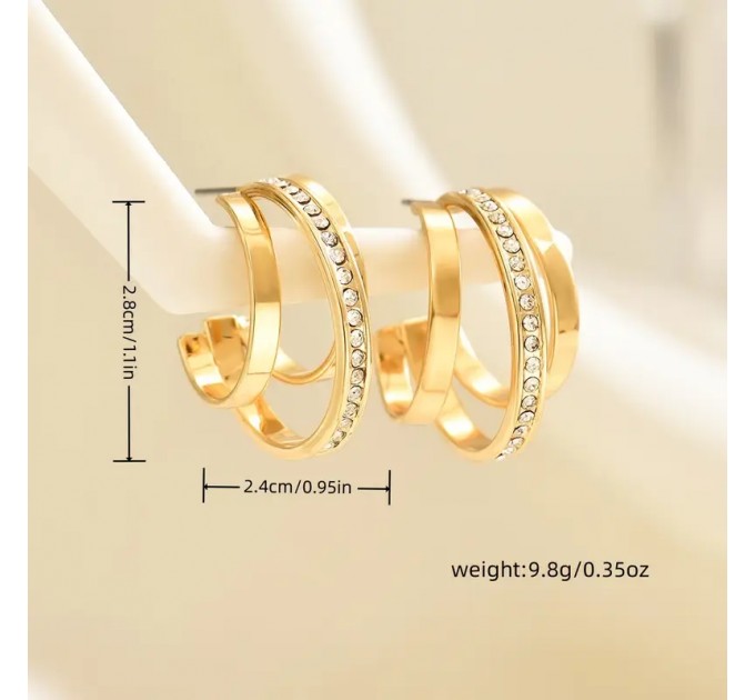 Пара мінімалістичних сережок-гвоздиків для жінок.