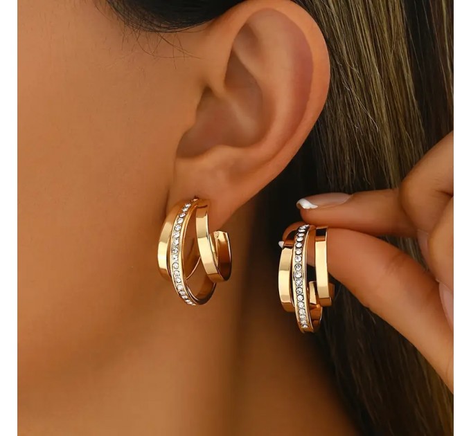 Пара мінімалістичних сережок-гвоздиків для жінок.